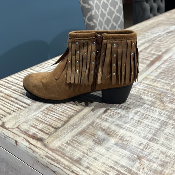 Kids brown heel boots - Picture 2 of 5